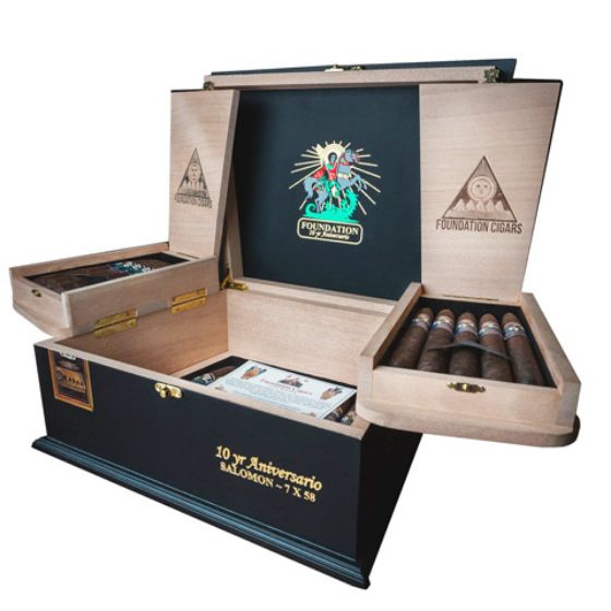 Foundation 10 Year Anniversario Chest